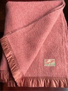 Vintage Ottawa Valley Woollens Wool Blanket Satin Trim Canada 64x80 Full/Twin